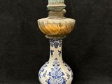 un vase bleu et blanc posé sur une surface noire