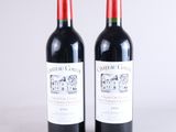 deux bouteilles de vin posées l'une à côté de l'autre sur une table