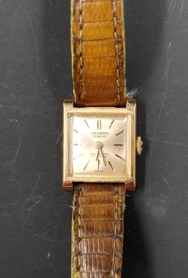 gros plan d'une montre-bracelet avec un bracelet en cuir marron