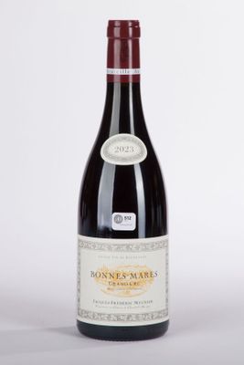 une bouteille de vin posée sur une table