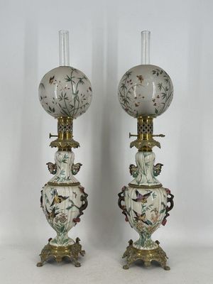 une paire de vases ornés d'oiseaux et de fleurs sur fond blanc
