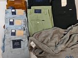 plusieurs pantalons d'hommes sont disposés sur une table