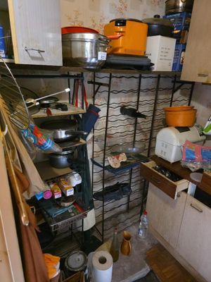 de nombreuses casseroles et poêles sur les étagères de la cuisine