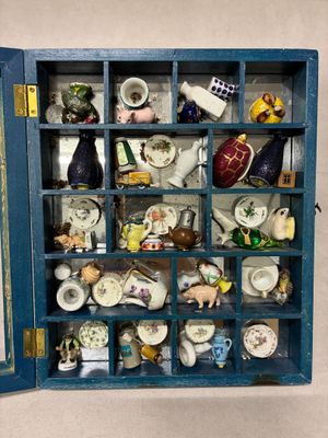 une vitrine contenant de nombreuses tasses à thé et soucoupes