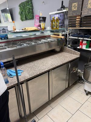un homme debout devant un plan de travail dans une cuisine