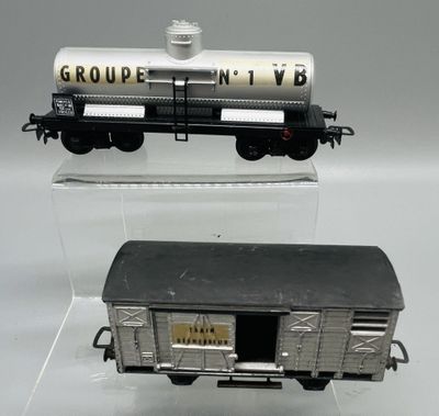 deux wagons exposés sur une étagère transparente