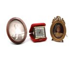 trois photos miniatures représentant une femme et un homme, dans un cadre photo