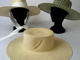 Il y a deux chapeaux posés sur une table, avec un chapeau par-dessus.