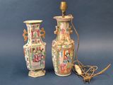 une paire de vases chinois sur fond bleu, éclairés par une lampe