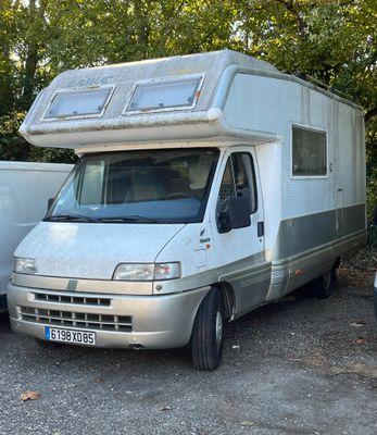 deux camionnettes garées l'une à côté de l'autre dans un parking