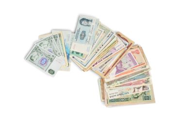 une liasse de billets posée sur une table blanche