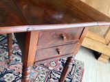 une petite table surmontée d'un tiroir