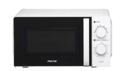 four à micro-ondes blanc avec une porte noire sur fond blanc, sur fond blanc