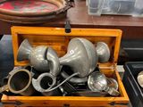une boîte en bois remplie d'objets métalliques posée sur une table