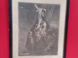 tableau accroché à un mur rouge représentant un homme sur une croix