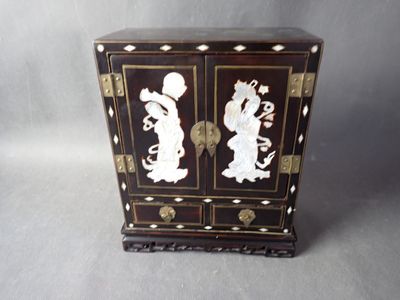 une armoire en noir et blanc à deux portes, ornée d'un dragon