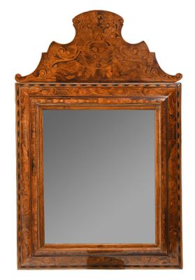 un vieux miroir en bois avec un cadre sculpté sur fond blanc