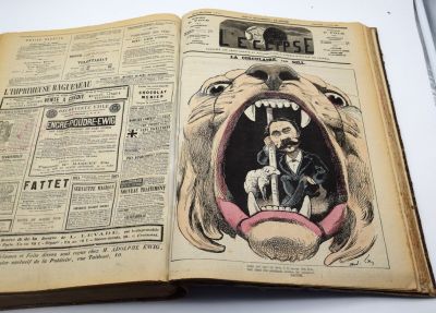 un livre ouvert dans lequel figure l'image d'un chien