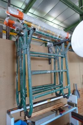 une image d'une machine qui travaille sur un morceau de bois