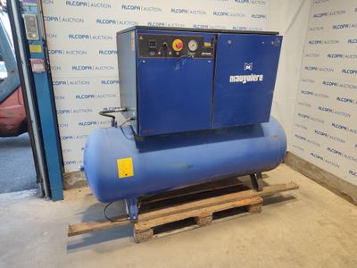 un compresseur bleu posé sur une palette en bois devant un mur
