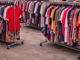 deux portants de vêtements exposés dans un magasin