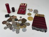 beaucoup de pièces et un porte-monnaie sur la table