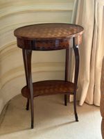 PETITE TABLE DE SALON à plat ovale à décor de marqueterie de…