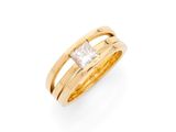 une bague en or jaune sertie d'un diamant taille princesse