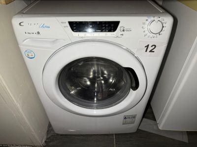un lave-linge et un sèche-linge dans le coin d'une pièce