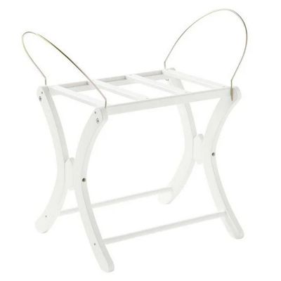 Le plateau en bois blanc contient une serviette et un porte-serviettes