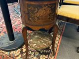 une petite table sur laquelle se trouve une horloge, dans une pièce