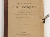 un vieux livre à la couverture brune posé sur une table