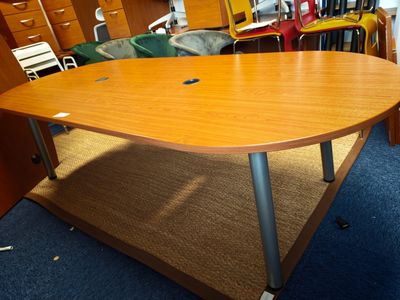 une table en bois avec des pieds en métal dans une pièce