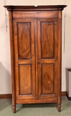 Petite armoire en bois ciré ouvrant à colonnes cannelées, de… - Photo 1