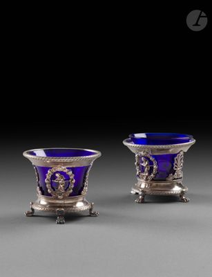 paire de vases en verre argenté et bleu cobalt, posés sur des socles