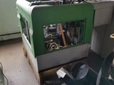 une machine verte qui se trouve dans une pièce
