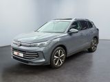 un SUV Volkswagen gris garé dans une pièce blanche