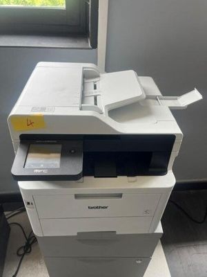 une imprimante posée sur une table