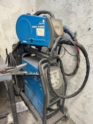 une machine bleue posée sur le sol