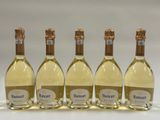 quatre bouteilles de vin blanc sont alignées les unes à côté des autres