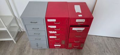 UN ENSEMBLE COMPRENANT :