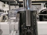 une photo d'un extracteur de jus exposé dans un magasin
