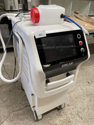 une machine posée au sol