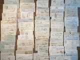 beaucoup de vieux papiers posés sur une table