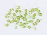 un tas de péridotites vertes sur une surface blanche