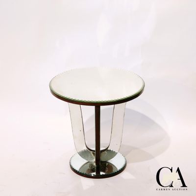 une petite table avec un plateau en verre sur fond blanc
