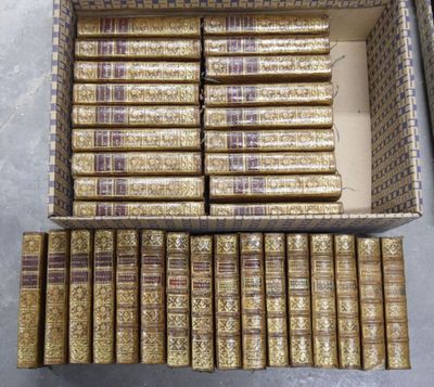 une boîte ouverte remplie de nombreux livres, posée sur une table