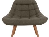 une chaise grise avec des pieds en bois et un coussin dessus