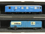 deux wagons bleus présentés dans une vitrine
