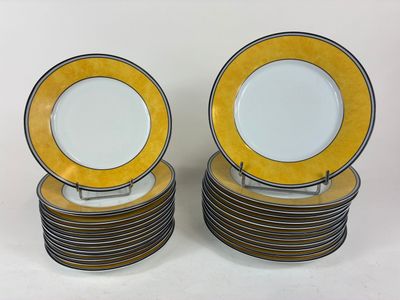 des assiettes jaunes et noires empilées les unes sur les autres sur une surface blanche